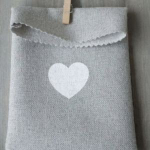 RNΥ134 | ΦΑΚΕΛΟΣ ΠΟΥΓΚΙ ΜΕ ΤΥΠΩΜΕΝΗ ΚΑΡΔΙΑ ΚΑΙ ΜΑΝΤΑΛΑΚΙ (ΕΤΟΙΜΟ, ΟΠΩΣ ΕΙΝΑΙ)