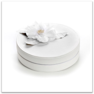 Στεφανοθήκη Δερμάτινη Λευκή με Λευκό Λουλούδι